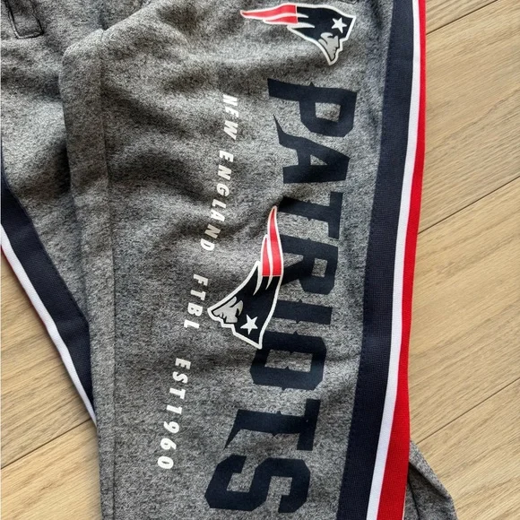 NFL Patriots Kids Gray Joggers - Picture 2 of 5